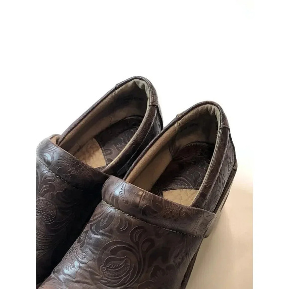 BOC Born Concepts Clogs Size 8.5 Womens Shoes Brown Embossed Floral Tooled Vegan - Picture 2 of 10